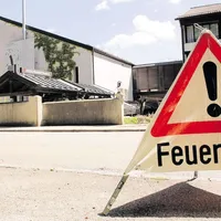 2122063765-feuerwehr-warndreieck-3hec.jpg